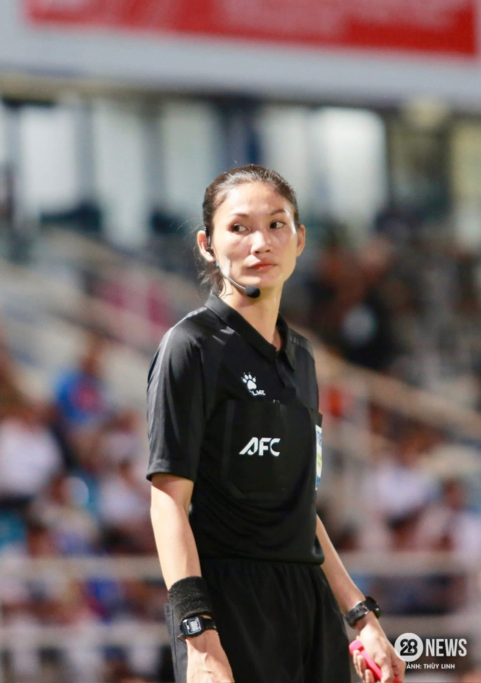 Nữ trợ lý trọng tài người Lào Phutsavan Chanthavong. Ảnh: Thuỳ Linh