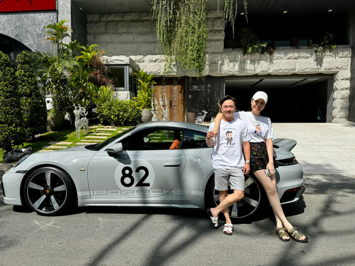 Trong những khoảnh khắc đời thường hay dạo phố cùng dàn siêu xe, cặp đôi ưu tiên sự thoải mái với áo thun và quần short đơn giản. Ảnh: FBNV