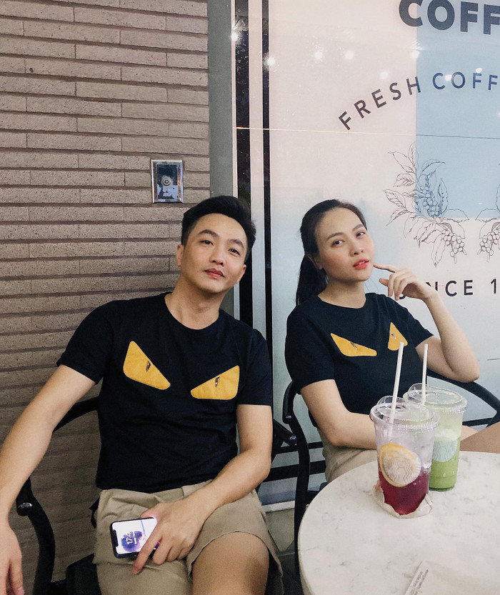 Nhìn chung, thời trang đồng điệu của vợ chồng Cường Đô La không nằm ở việc diện đồ giống hệt nhau, mà ở sự thống nhất về tinh thần, màu sắc và phong cách. Chính sự tiết chế và chọn lọc khéo léo này giúp hình ảnh của họ luôn ghi điểm: giản dị nhưng tinh tế, đời thường mà vẫn mang dấu ấn riêng.