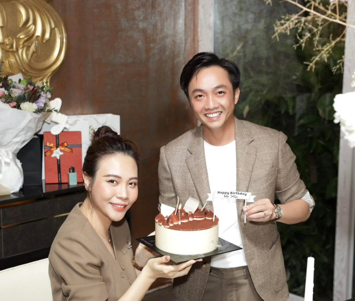 Khi xuất hiện trong những bộ ảnh kỷ niệm hay dịp đặc biệt, Cường Đô La và Đàm Thu Trang thường chọn phong cách ton-sur-ton với các gam màu trung tính như be, nâu hay trắng kem.