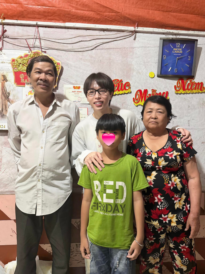 Đức Phúc đến nhà của người tài xế xe công nghệ. (Ảnh FBNV)