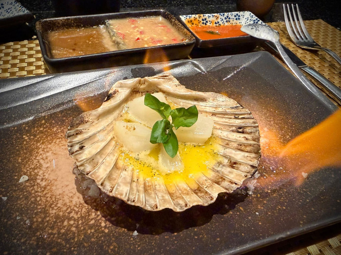 Cặp đôi thưởng thức món sò điệp đặc biệt.