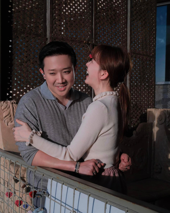 Kể từ khi kết hôn, Trấn Thành và Hari Won không ít lần trở thành tâm điểm của các nghi vấn vô căn cứ, trong đó có câu chuyện về bản hợp đồng hôn nhân được truyền tai trên mạng xã hội. (Ảnh: FBNV)