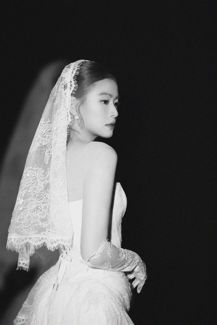 Hoàng Thùy Linh hạnh phúc trong bộ váy cưới Ảnh 4