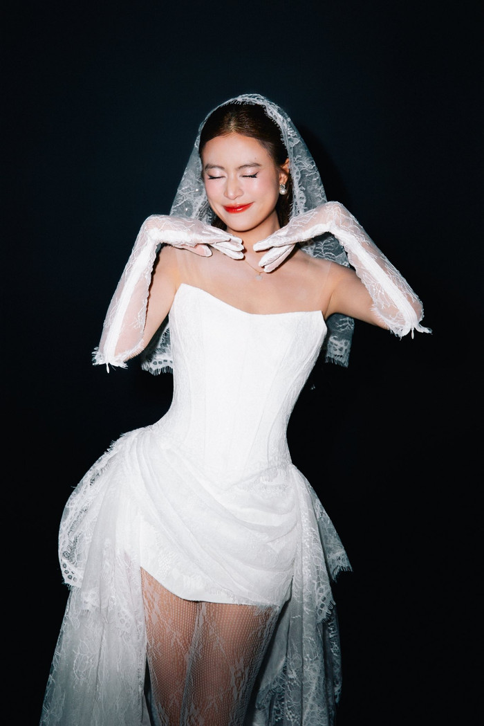 Hoàng Thùy Linh hạnh phúc trong bộ váy cưới Ảnh 2