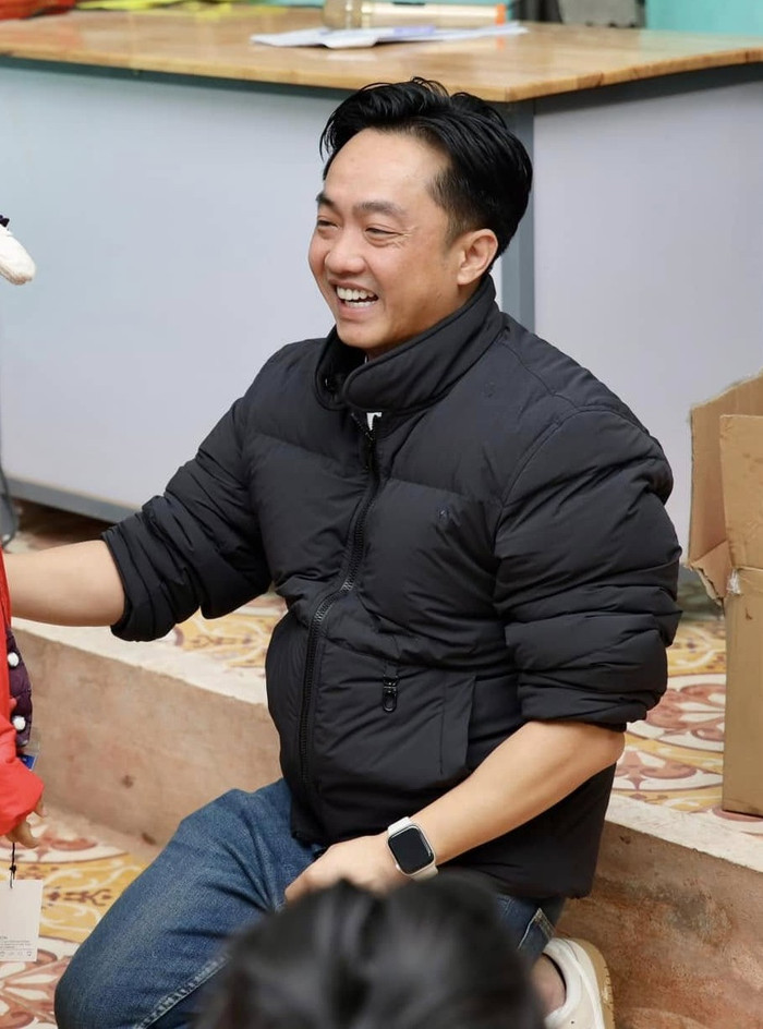 Cường Đô La sử dụng tai nghe 4 triệu trong hệ sinh thái nhà Apple. Ảnh: FBNV