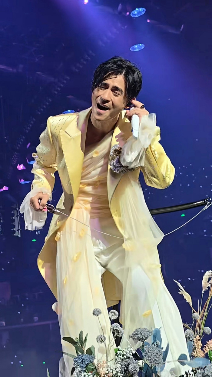 Nam ca sĩ điển trai một thời nay xuống cấp trầm trọng: Nhan sắc già nua, nghi hát nhép trong concert Ảnh 3