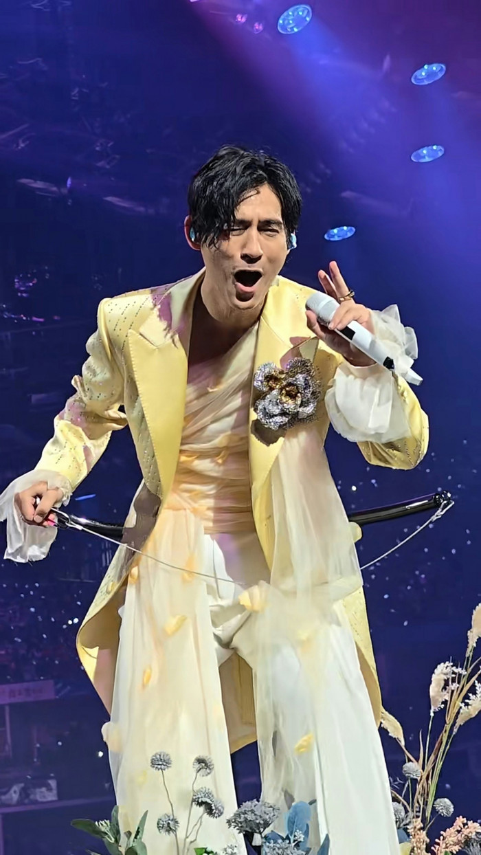 Nam ca sĩ điển trai một thời nay xuống cấp trầm trọng: Nhan sắc già nua, nghi hát nhép trong concert Ảnh 2