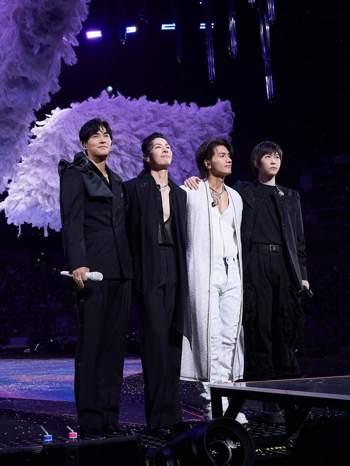 Nam ca sĩ điển trai một thời nay xuống cấp trầm trọng: Nhan sắc già nua, nghi hát nhép trong concert Ảnh 1