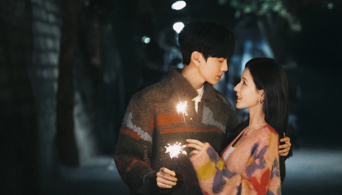 Lấy bối cảnh hiện đại, phim xoay quanh chuyện tình giữa chị đại quyến rũ và em trai ngọt ngào. Ngoại hình nổi bật cùng không khí lãng mạn giúp cặp đôi ghi dấu ấn.