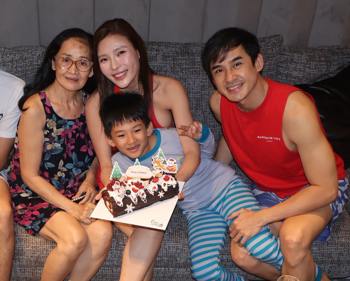 Vợ chồng Thúy Diễm quây quần ăn tiệc Giáng sinh bên mẹ và quý tử Ảnh: FBNV