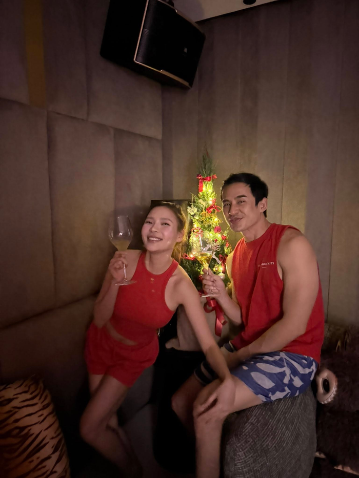 Lương Thế Thành và Thúy Diễm cười tươi rói khi chụp ảnh cùng nhau. Ảnh: FBNV