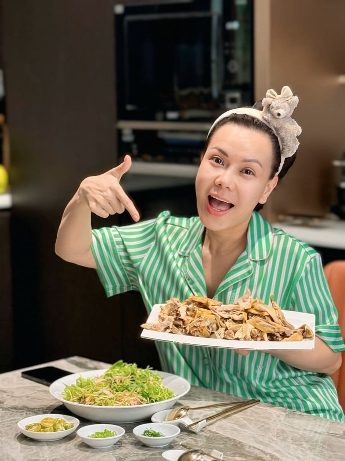 Việt Hương mạnh tay đầu tư trang bị để tập boxing tại nhà. Ảnh: FBNV