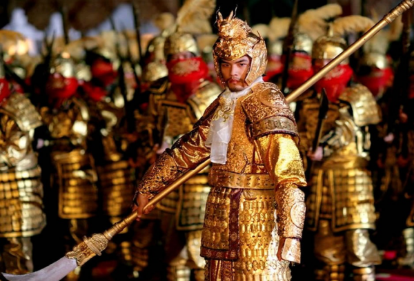 Phân cảnh chính biến của đội quân hoa cúc vàng trong phim Hoàn Kim Cơ giáp của Trương Nghệ Mưu ẩn chứa nhiều chi tiết khiến khán giả liên tưởng.