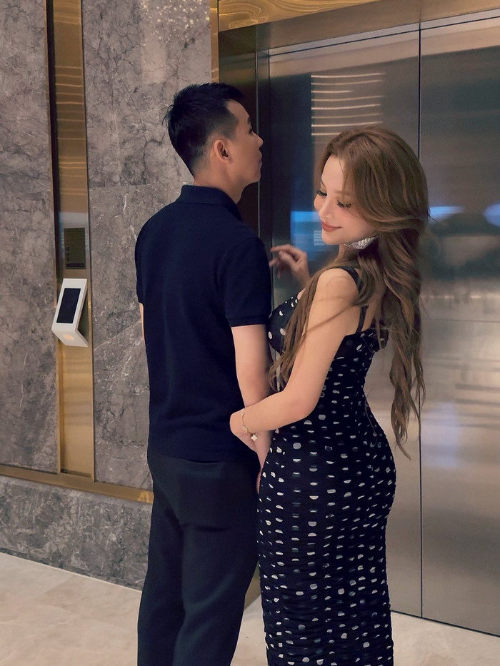 Huyền Baby mỗi khi đăng ảnh hay clip có mặt chồng đều khéo léo che mặt hoặc chọn góc để không lộ diện mạo đối phương. Ảnh: FBNV