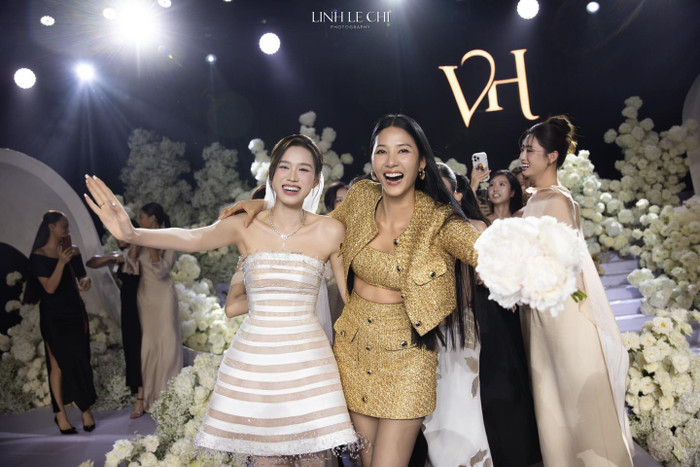 Hoàng Thùy vui mừng khi thành công 'xin vía' lấy chồng từ Đỗ Thị Hà. Ảnh: Linh Lê Chí