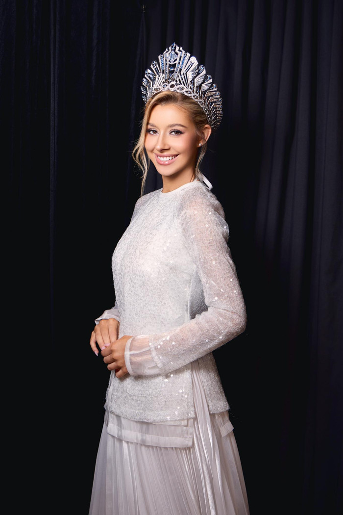 Yolina vốn sở hữu tính cách hoà đồng, thân thiện. Ảnh: Miss Cosmo