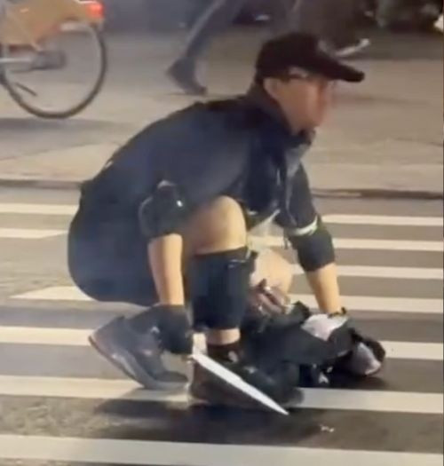 Con trai tấn công 3 người thiệt mạng, cha mẹ già quỳ gối giữa đường xin lỗi người dân Ảnh 1