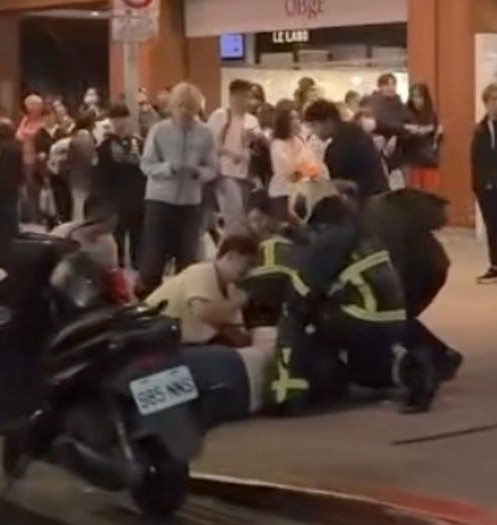 Con trai tấn công 3 người thiệt mạng, cha mẹ già quỳ gối giữa đường xin lỗi người dân Ảnh 4