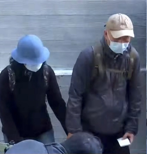 Con trai tấn công 3 người thiệt mạng, cha mẹ già quỳ gối giữa đường xin lỗi người dân Ảnh 2