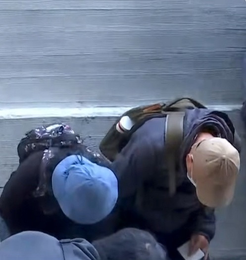 Con trai tấn công 3 người thiệt mạng, cha mẹ già quỳ gối giữa đường xin lỗi người dân Ảnh 3