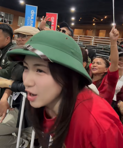 Nữ ca sĩ nhiệt tình cổ vũ đội tuyển thể thao Việt Nam thi đấu ở SEA Games 33.