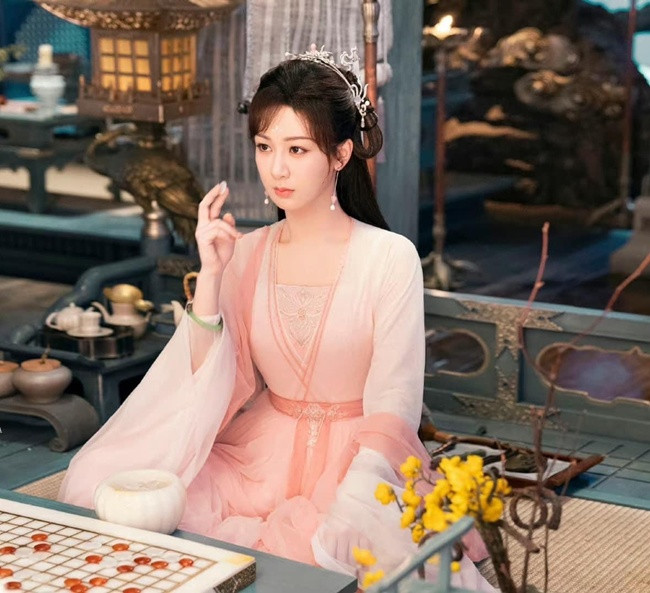 Diễn xuất của Dương Tử bị nhận xét có phần đơ cứng.