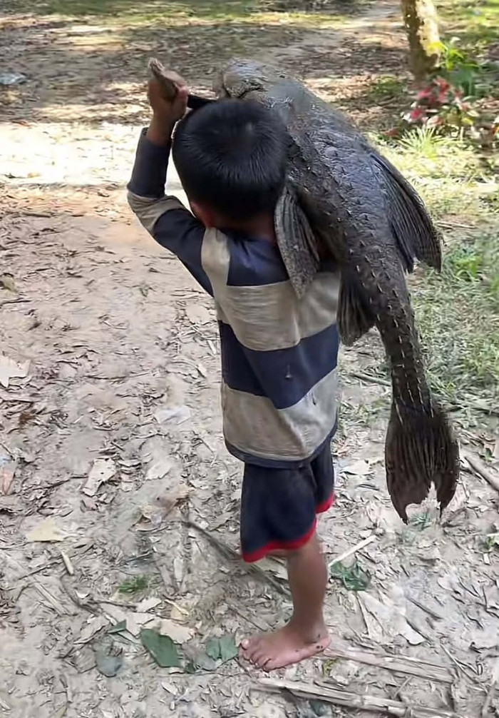 Cậu bé bắt được con 'thủy quái' vác đi khắp làng, người dân hoảng hồn Ảnh 1
