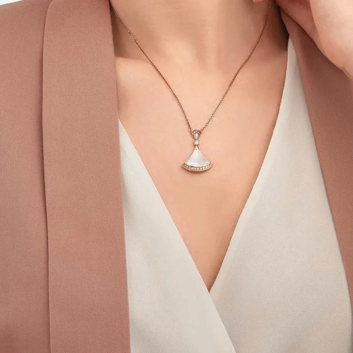 Vòng cổ kim cương của bà xã Trấn Thành. Ảnh minh họa