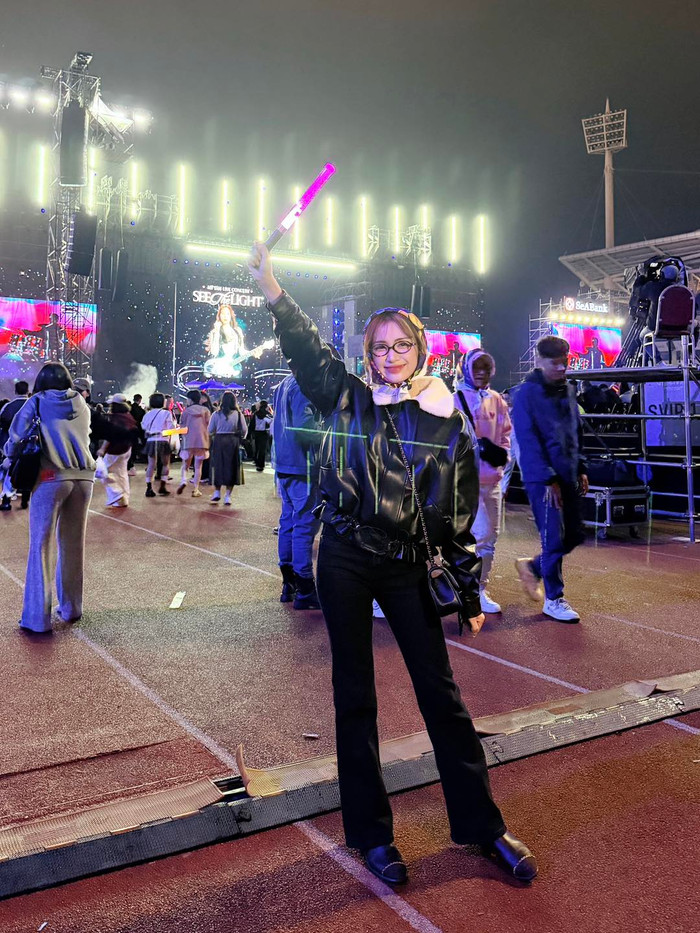 Hòa Minzy khoe ảnh check-in bên trong sân vận động Mỹ Đình ở live concert Mỹ Tâm đầu tháng 12 năm nay.&nbsp;