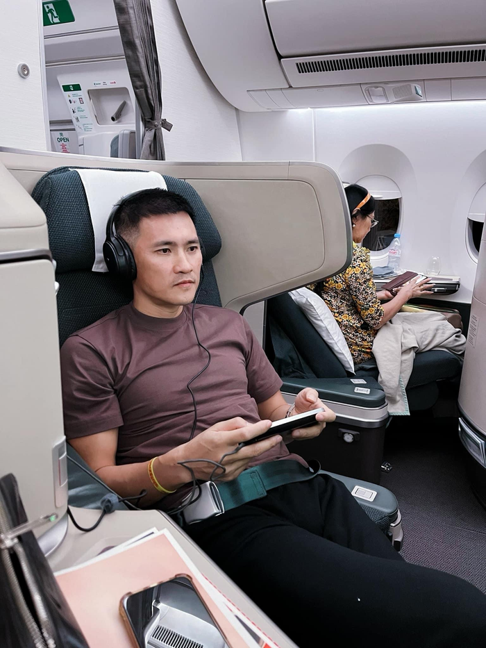 Thủy Tiên và Công Vinh chọn hạng ghế thương gia khi đi du lịch.