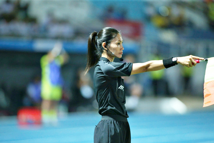 Phutsavan Chanthavong – nữ trợ lý trọng tài Lào được nhắc đến nhiều từ sau &nbsp;trận chung kết bóng đá nữ SEA Games 33.