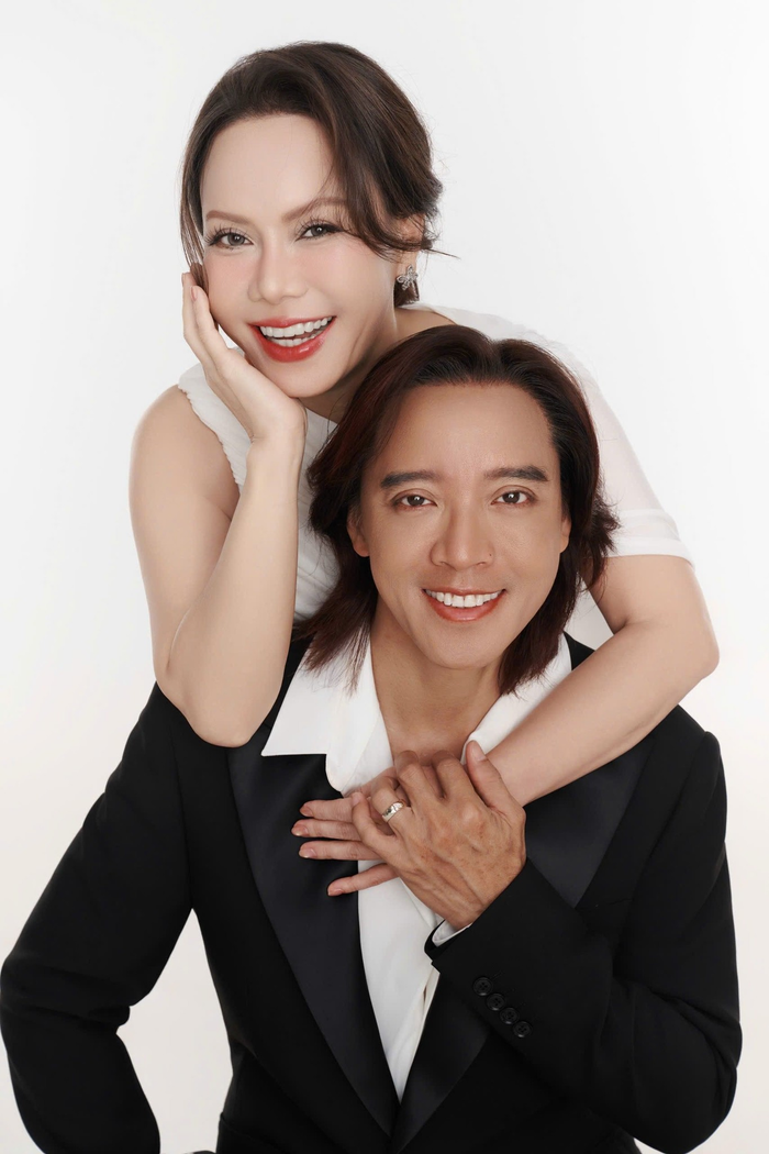 Hình ảnh được vợ chồng Việt Hương chia sẻ sáng 26/12 khiến dân tình xôn xao bàn tán.