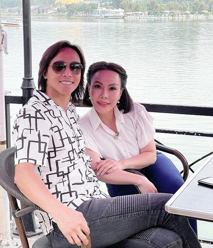 Trải qua 20 năm bên nhau, vợ chồng Việt Hương vẫn giữ được sự ngọt ngào, hạnh phúc.