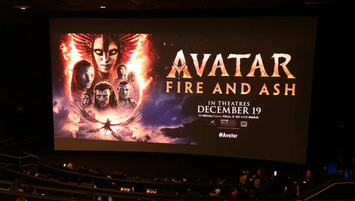 Khán giả xếp hàng tại rạp chiếu Avatar 3 trong tuần đầu công chiếu, cho thấy sức nóng phòng vé toàn cầu và khu vực