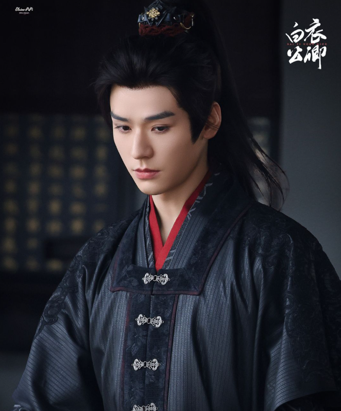 Tạo hình công khanh áo đen của Cung Tuấn