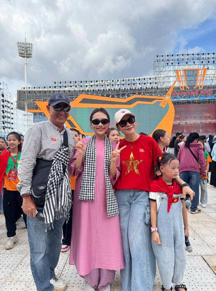 Phương Mỹ Chi hát karaoke tại nhà, tư thế khiến dân tình xôn xao Ảnh 3