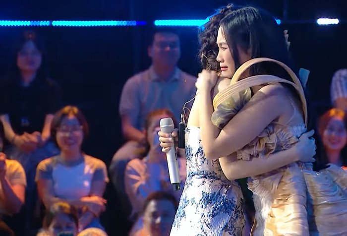 Phương Mỹ Chi hát karaoke tại nhà, tư thế khiến dân tình xôn xao Ảnh 2