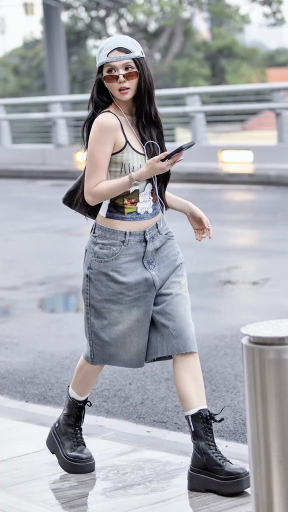 Ngọc Trinh khiến khán giả thích thú khi đu lại trend từng làm nên tên tuổi của bản thân. (Ảnh: Chụp màn hình)