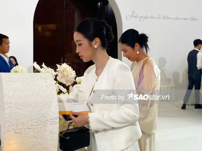 Đỗ Mỹ Linh diện áo khoác che bụng khi có mặt ở đám cưới của Đỗ Thị Hà