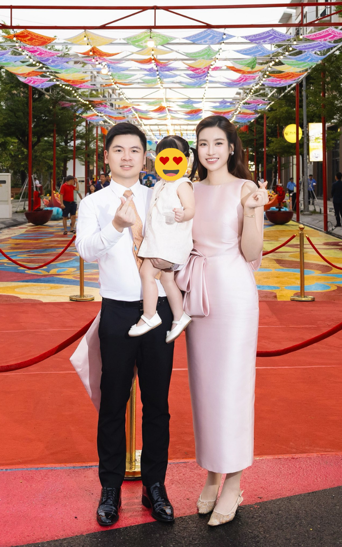 Đỗ Mỹ Linh diện váy dáng suông, có hoạ tiết che vòng eo khi tham gia một sự kiện vào hồi tháng 8. Ảnh: FBNV