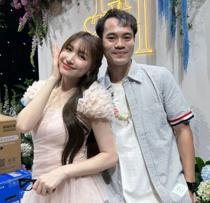 Hòa Minzy và Văn Toàn còn liên tục khiến khán giả thích thú bởi những màn tương tác hài hước trên mạng xã hội.&nbsp;Ảnh: FBNV