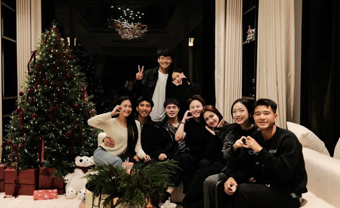 Hòa Minzy rạng rỡ đón Giáng sinh bên Văn Toàn và hội bạn thân. Ảnh: FBNV