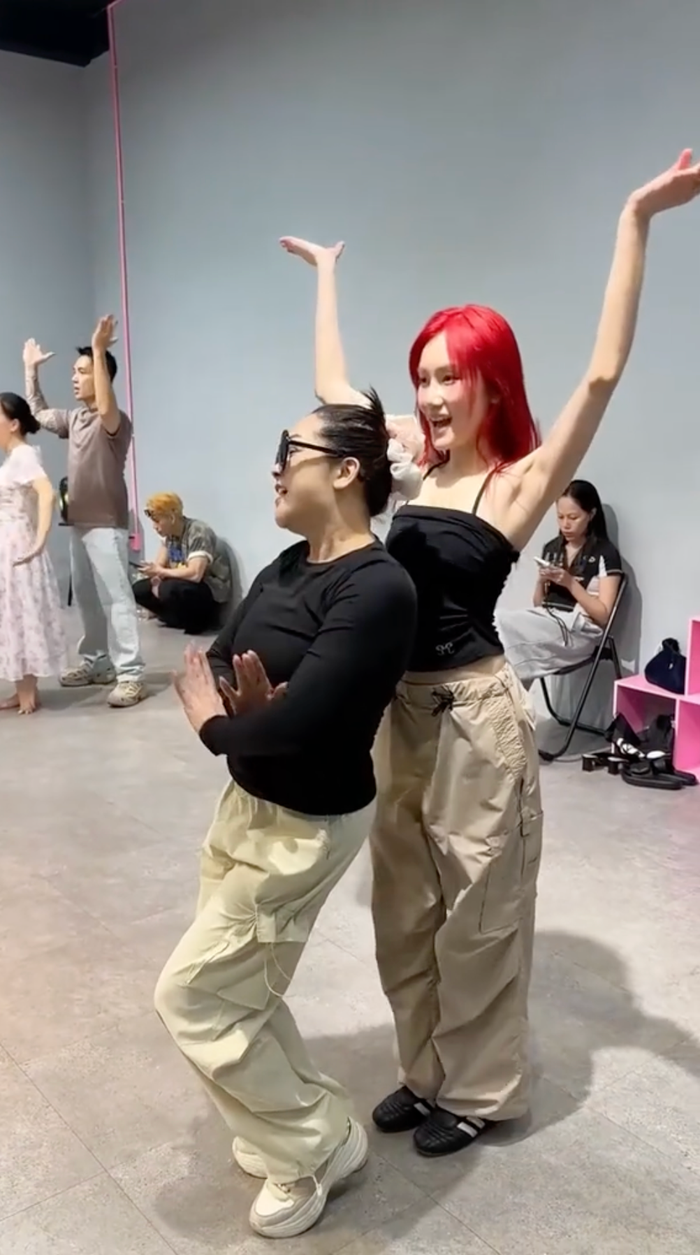 Clip ca sĩ Như Quỳnh nhảy như dancer chuyên nghiệp ở tuổi U60 khiến dân tình rần rần Ảnh 1