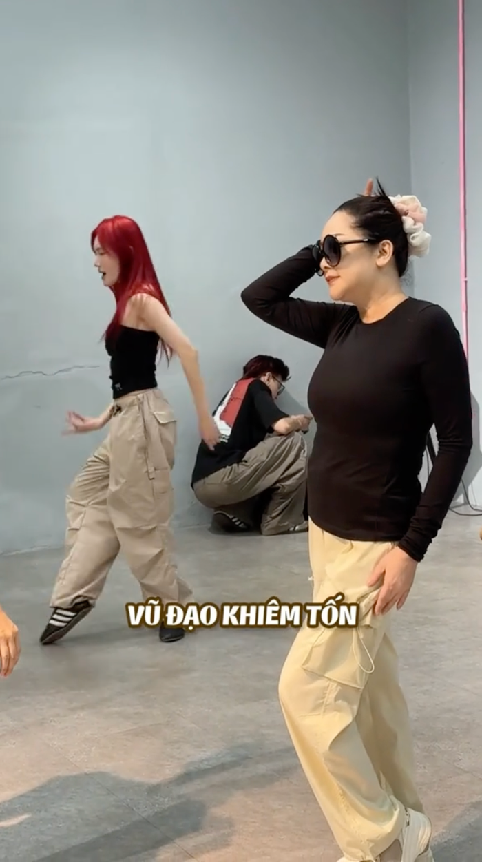 Khoảnh khắc Như Quỳnh diện trang phục phong cách, tự tin thể hiện vũ đạo khiến dân tình rần rần. (Ảnh chụp màn hình TikTok nhân vật)