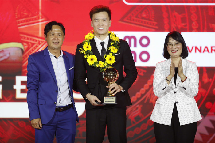 Cựu tuyển thủ Nguyễn Minh Phương trao giải thưởng Cầu thủ được yêu thích nhất cho Nguyễn Hoàng Đức.&nbsp;