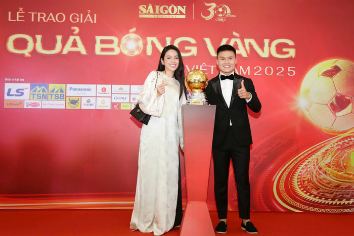 Quang Hải diện vest bảnh bao, còn vợ anh - Chu Thanh Huyền thì chọn áo dài truyền thống.