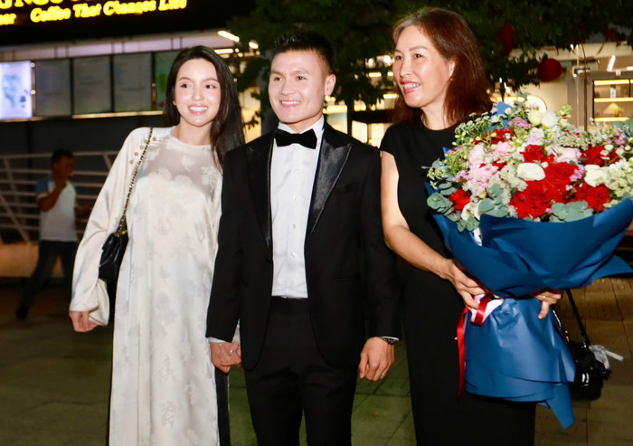 Quang Hải nắm chặt tay vợ, nhận được sự quan tâm của khán giả ngay từ khi xuất hiện ở cổng sự kiện.