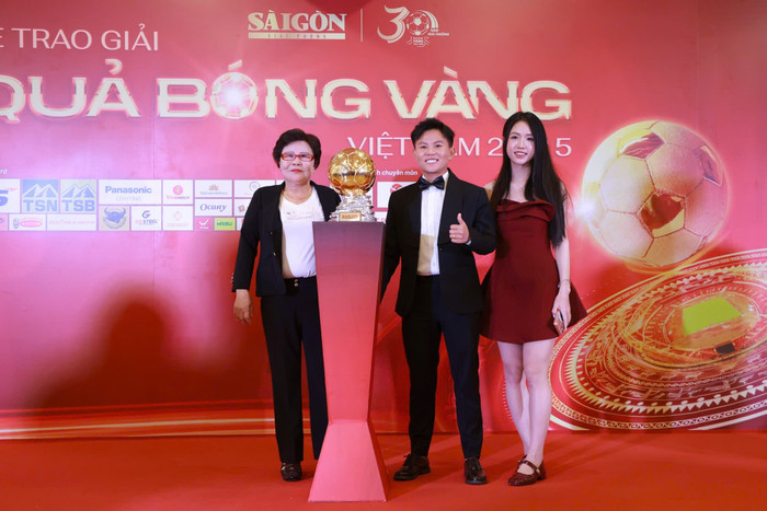 Tiền vệ Bích Thuỳ và gia đình trên thảm đỏ Quả bóng Vàng 2025.