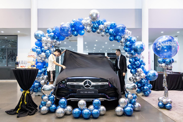 Tiền vệ Hoàng Đức tậu ngay chiếc Mercedes GLC 300 ngay sau SEA Games 31. (Ảnh: FBNV)